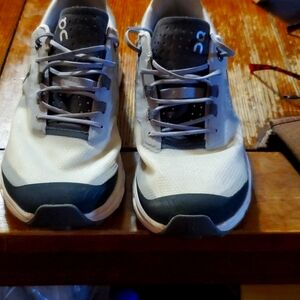 Women's OC on cloud like new size 8